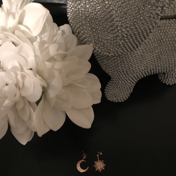 Amrita Singh Rose Gold Earrings - Picture 3 of 4